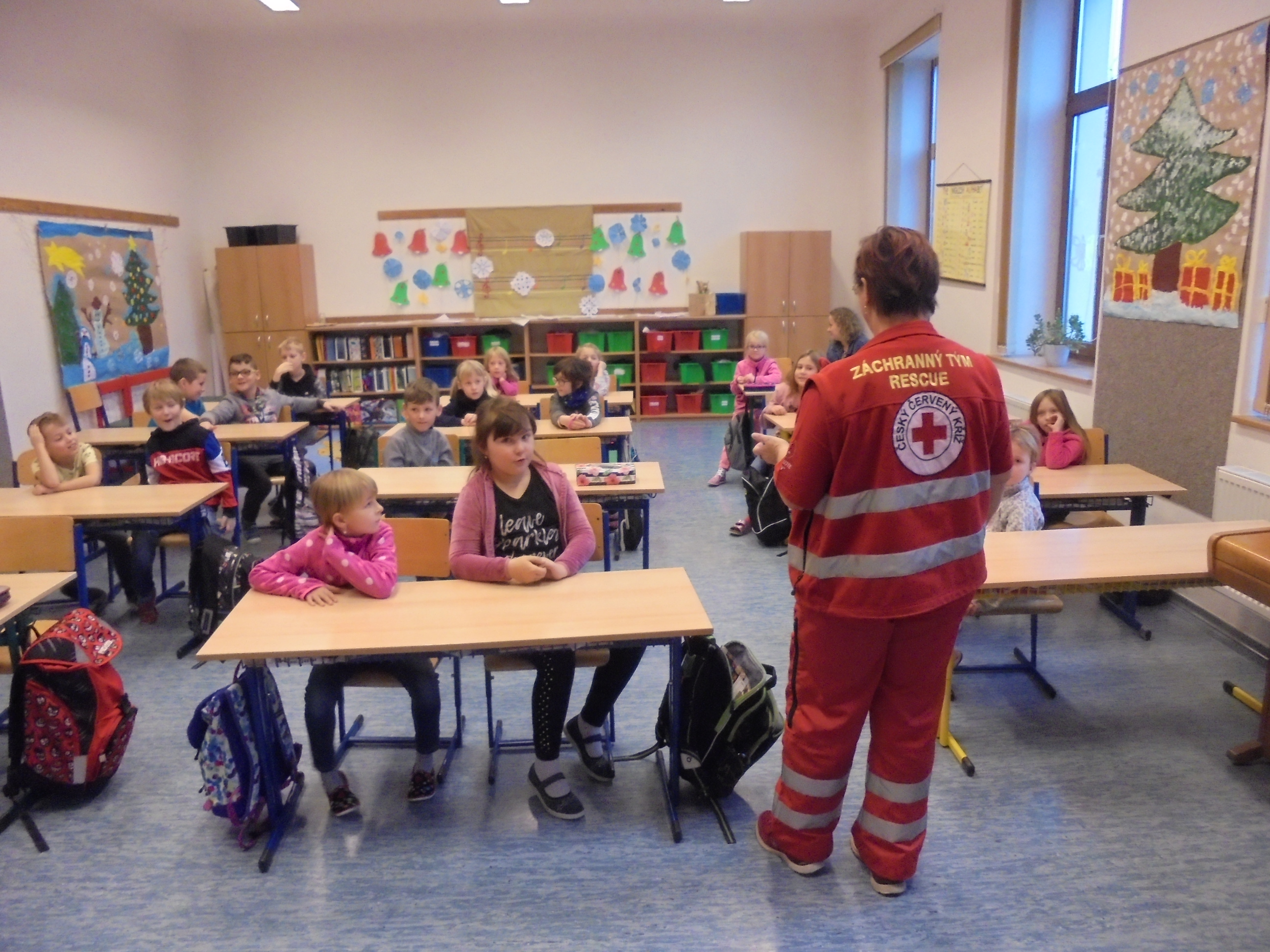 žáci diskutují se záchranářem