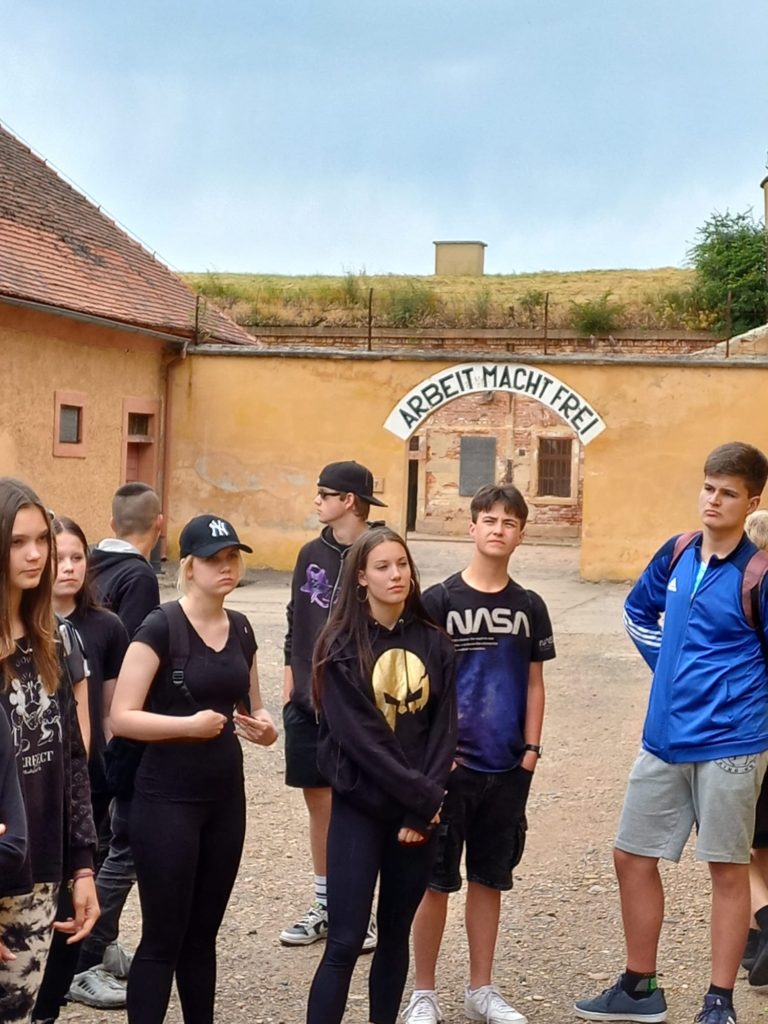 žáci   osmé třídy Základní školy a Mateřské školy Doudleby na exkurzi v Terezíně