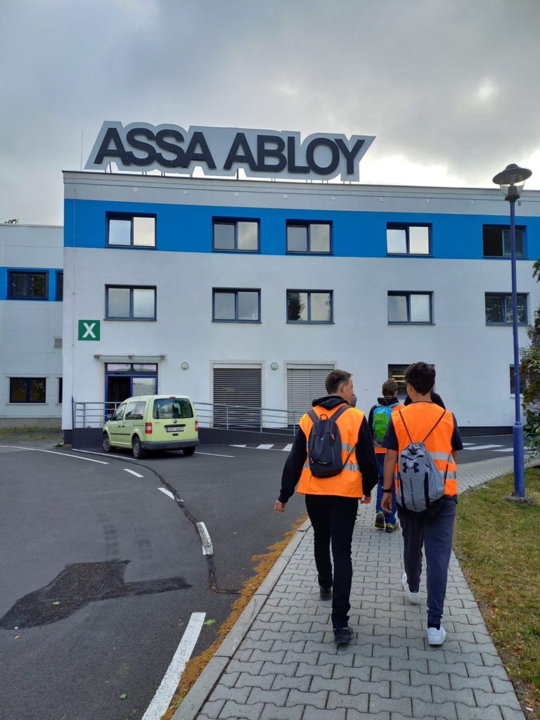 žáci  osmé  třídy Základní školy a Mateřské školy Doudleby navštívili  podnik  Assa Abloy v Rychnově nad Kněžnou