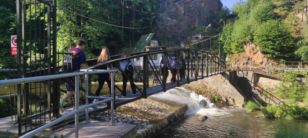 žáci Základní školy a Mateřské školy Doudleby nad Orlicí na exkurzi ve vodní elektrárně v Liticích nad Orlicí