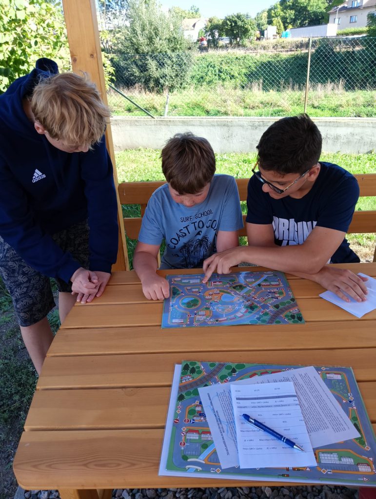 žáci přemýšlí nad dopravní mapou