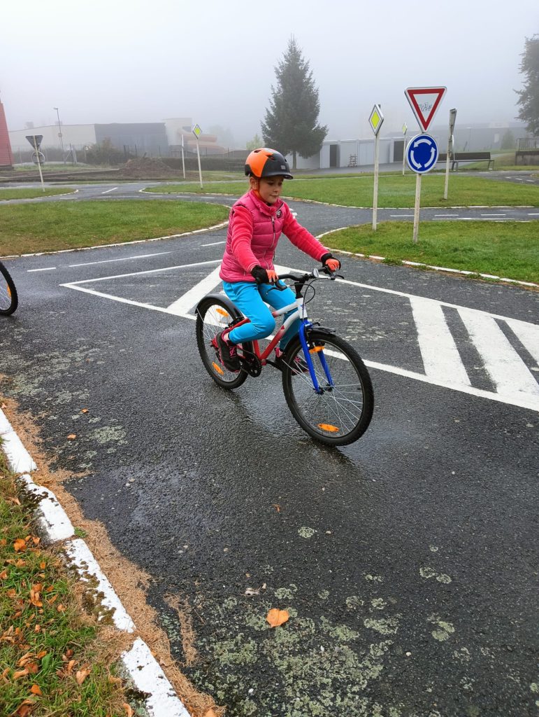žáci na kolech na dopravních hřišti