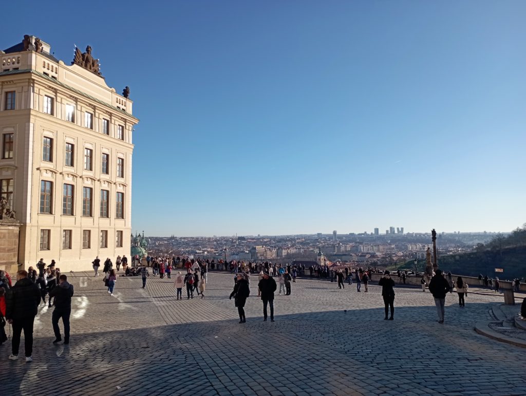 Nádvoří pražského hradu s výhledem na Prahu