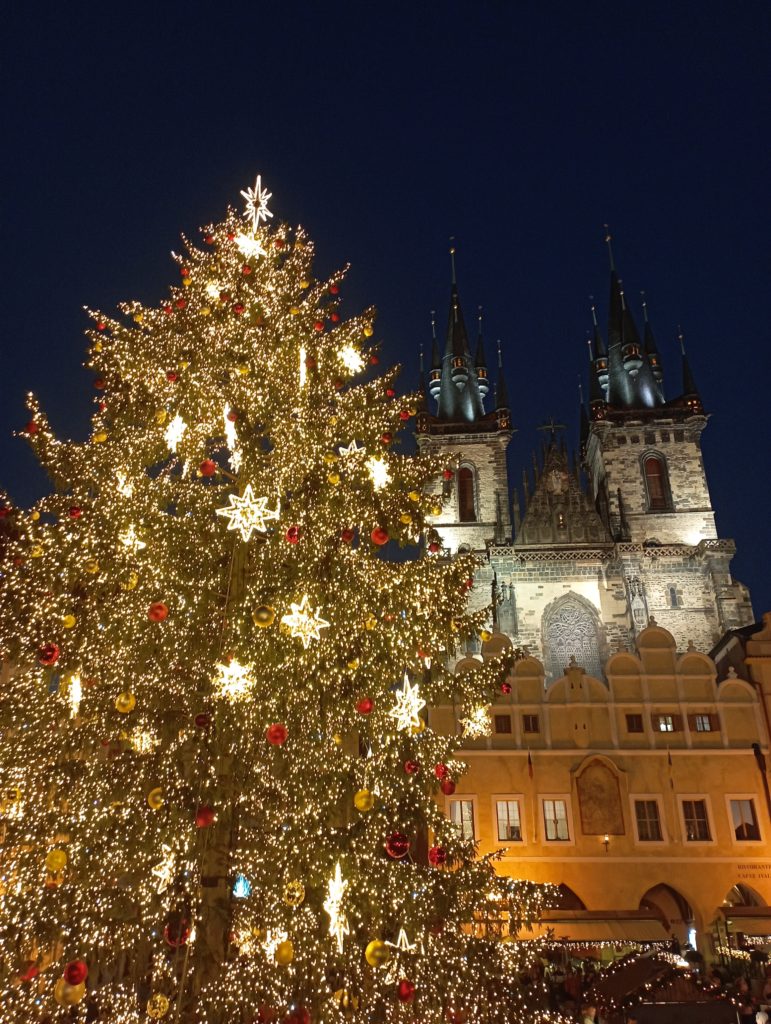 Staroměstské náměstí a vánoční strom