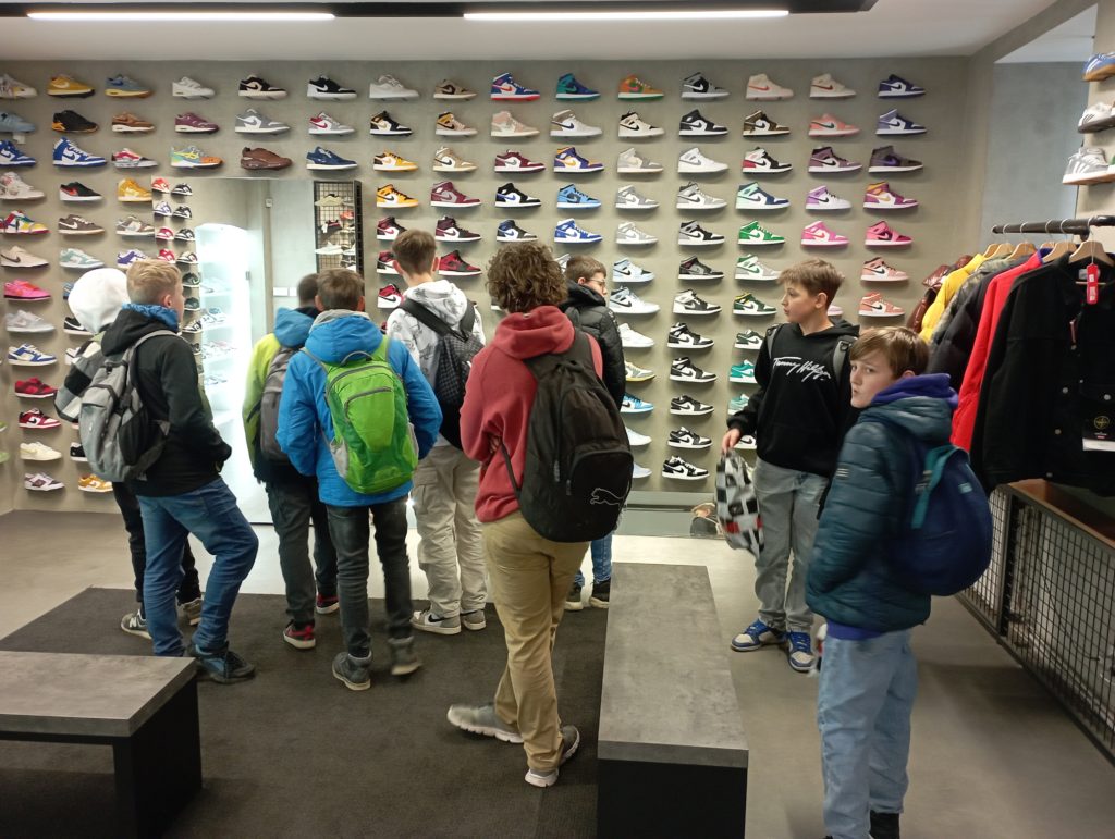 žáci ve specializované prodejně se sportovní obuví