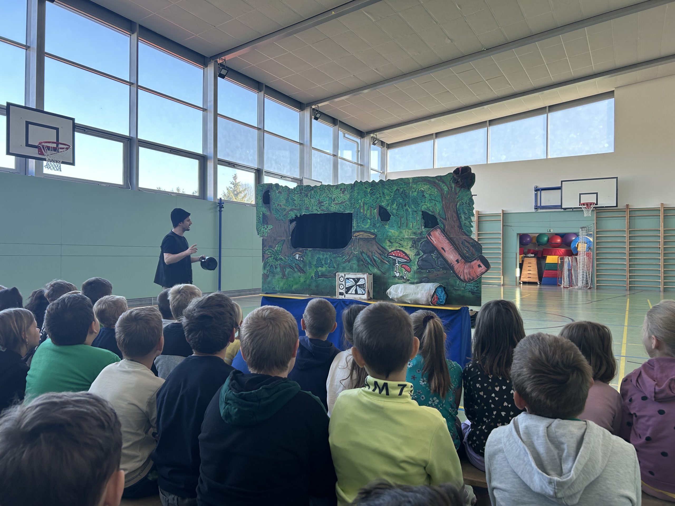 žáci 1. stupně na divadle