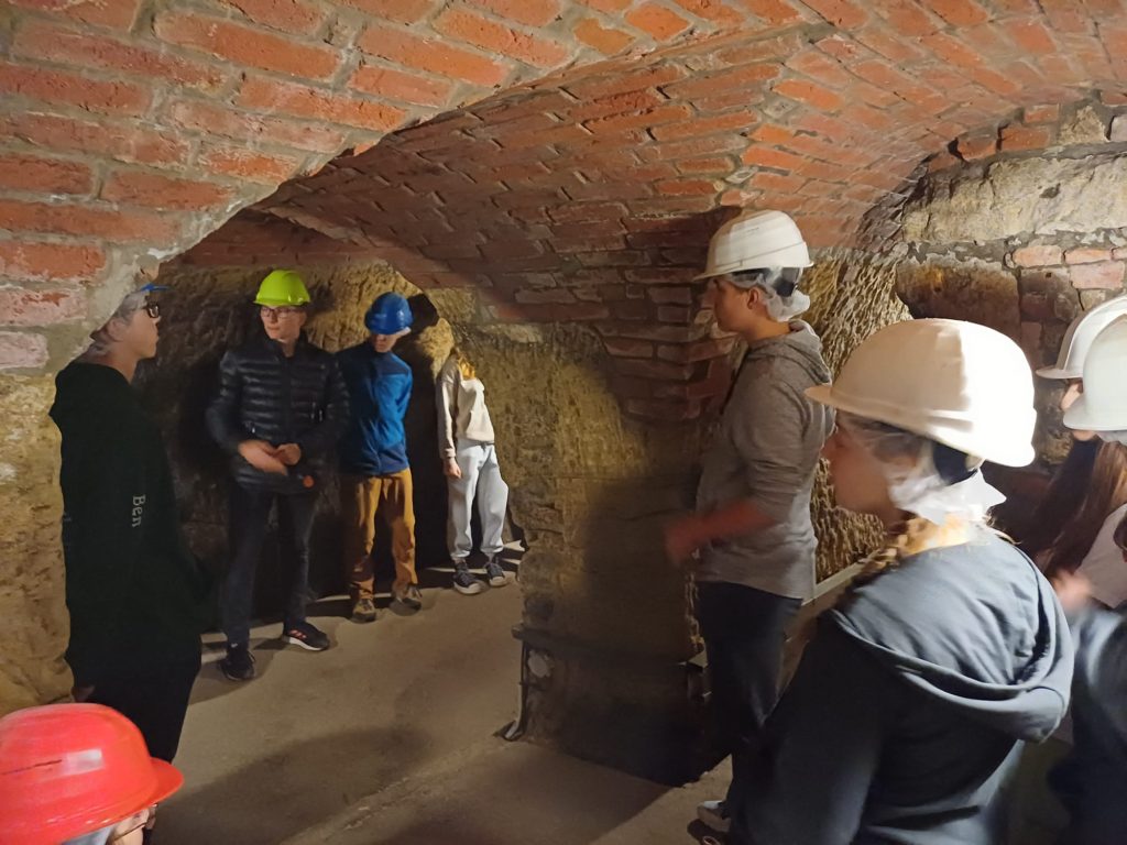 žáci v historickém podzemí Plzně