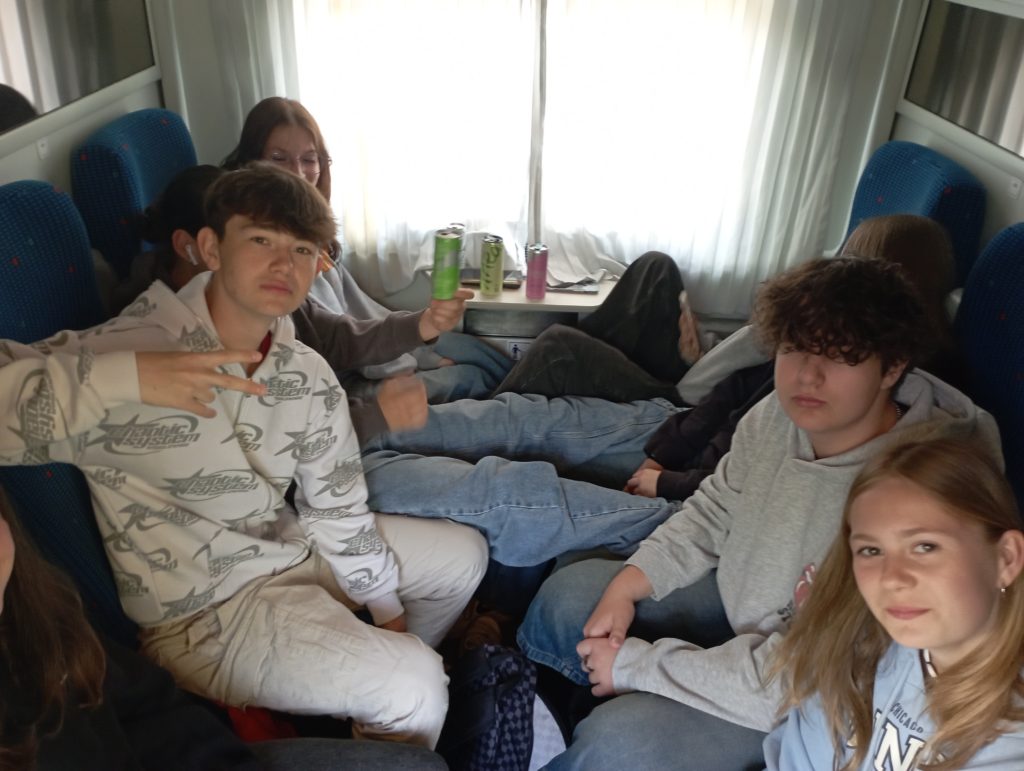 žáci ve vlaku