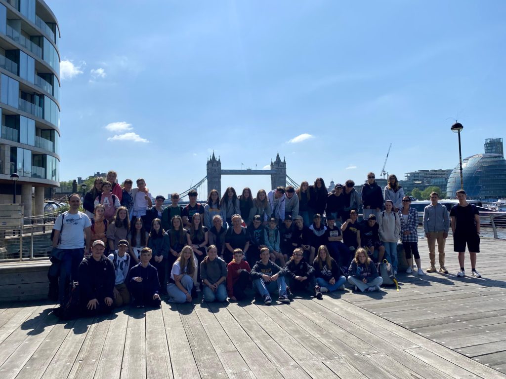 hromadná fotka žáků před Tower Bridge
