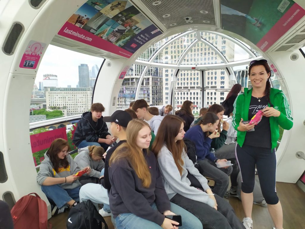 žáci v kabině London Eye