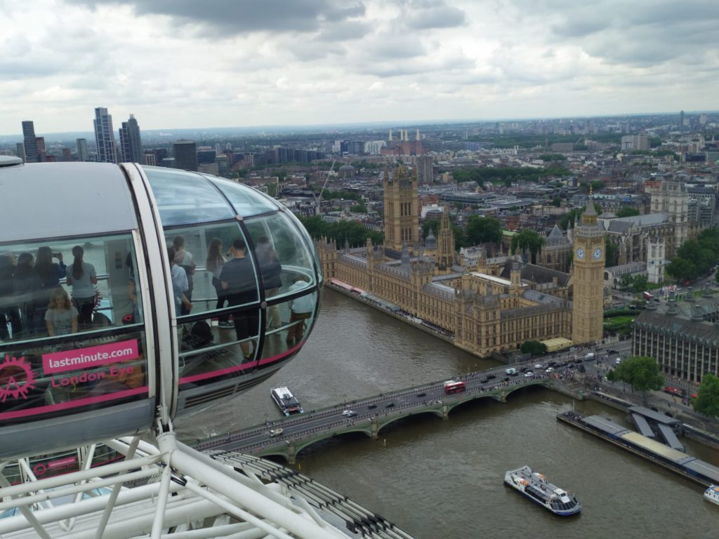 pohled na město z kabiny London Eye