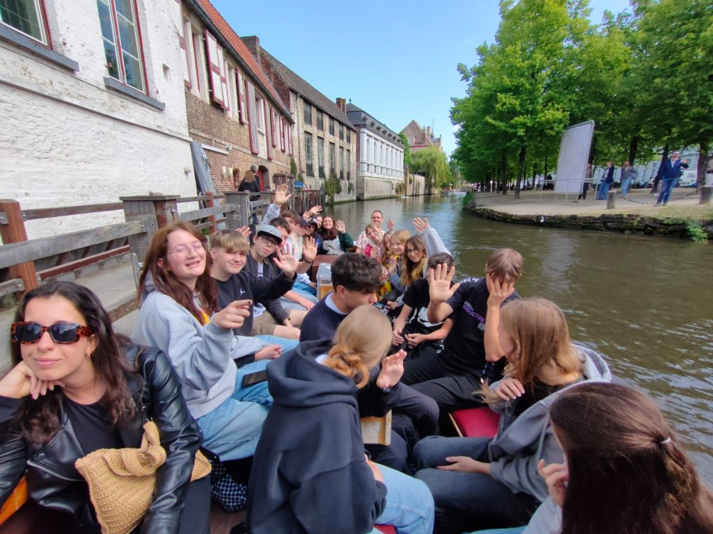 žáci na lodi v městě Bruggy