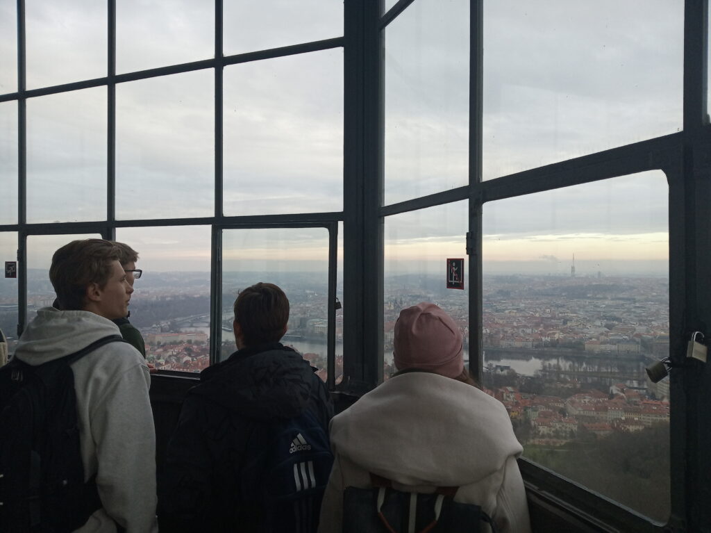 žáci na vrcholu Petřínské rozhledny dívající se na centrum Prahy