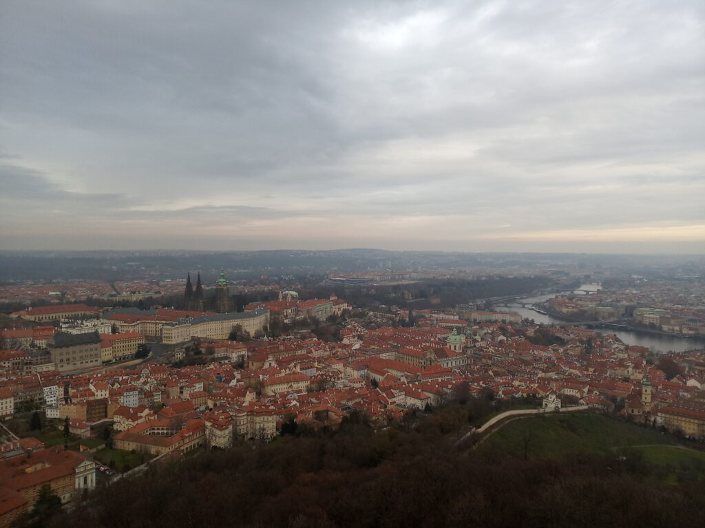 výhled na Pražský hrad katedrálu sv. Víta z Petřínské rozhledny