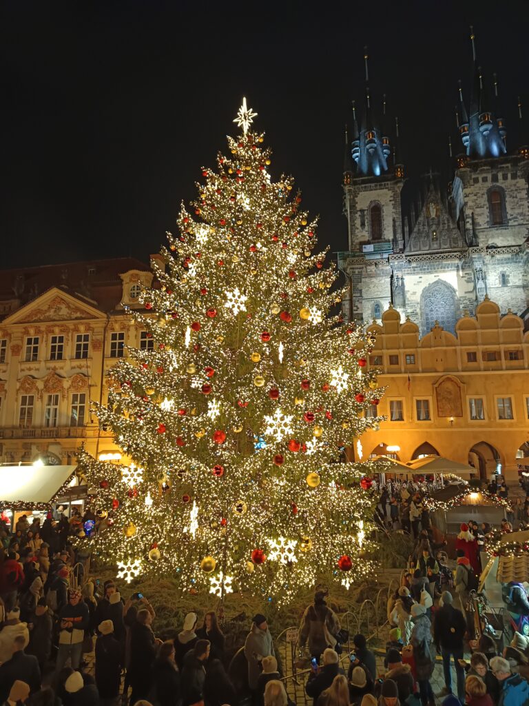 Staroměstské náměstí ve tmě s vánočním stromem