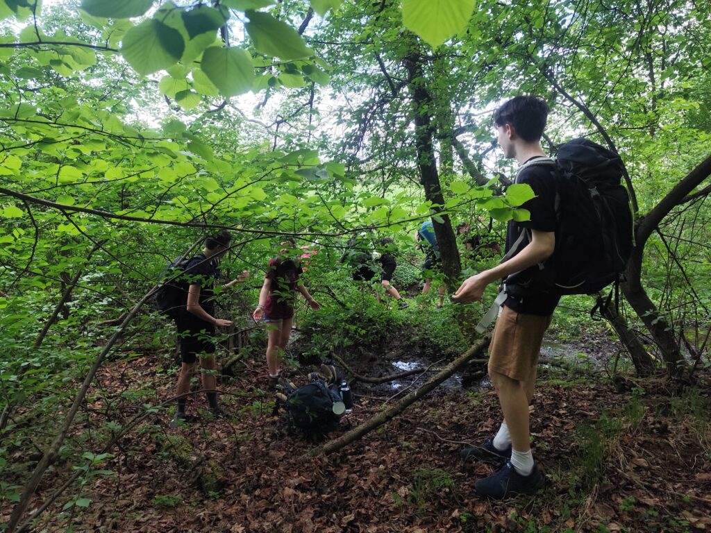 žáci již na druhé straně potoka