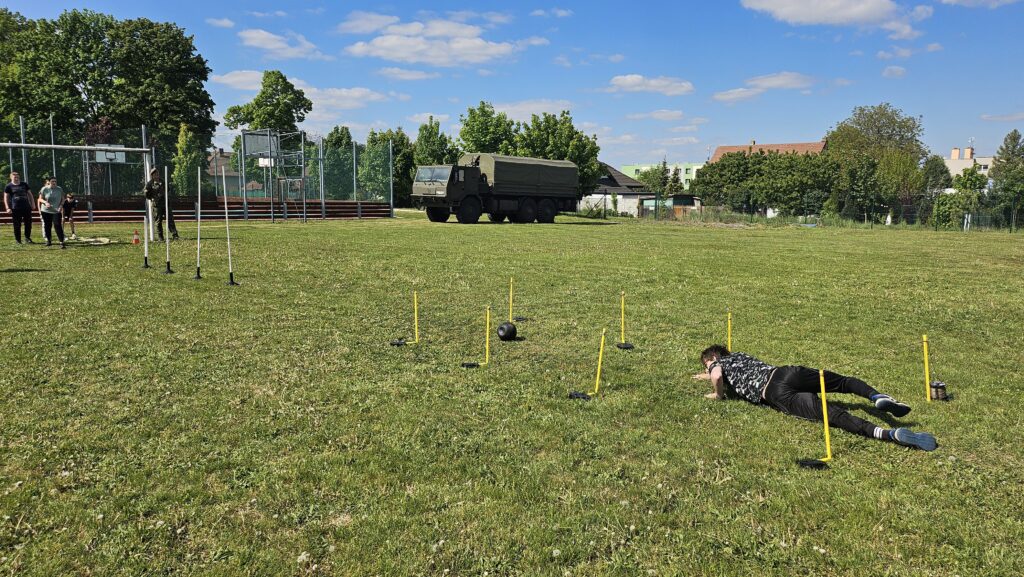 stanoviště plazení - žák se plazí