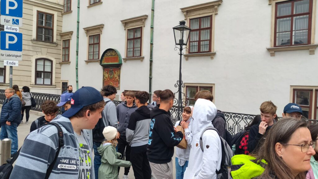 žáci na ulici ve Znojmě