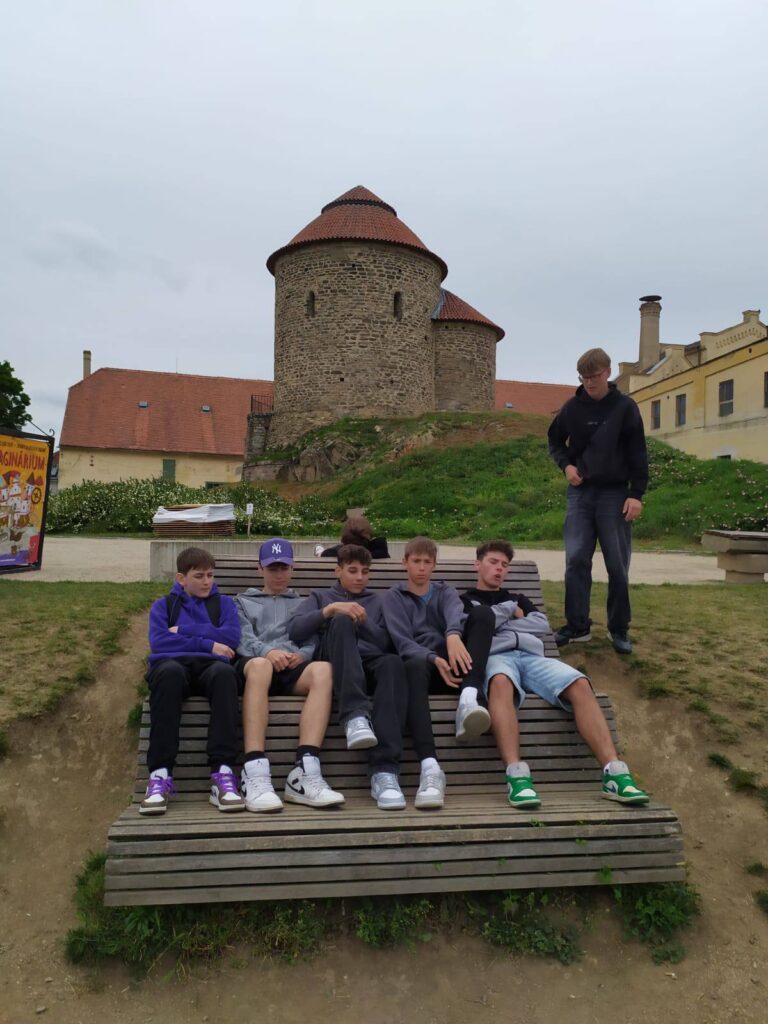 žáci na lavičce