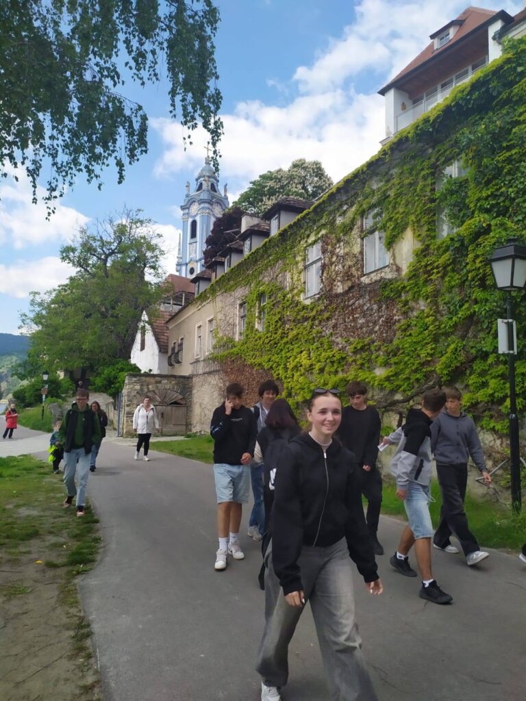 žáci na promenádě