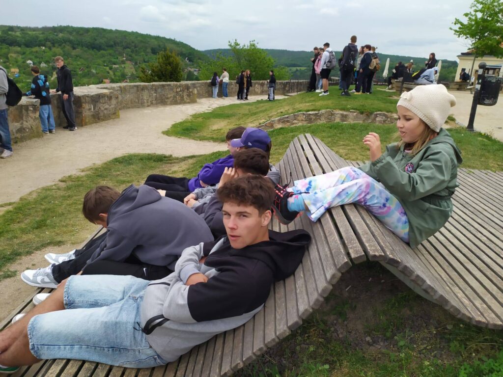 žáci na lavičce