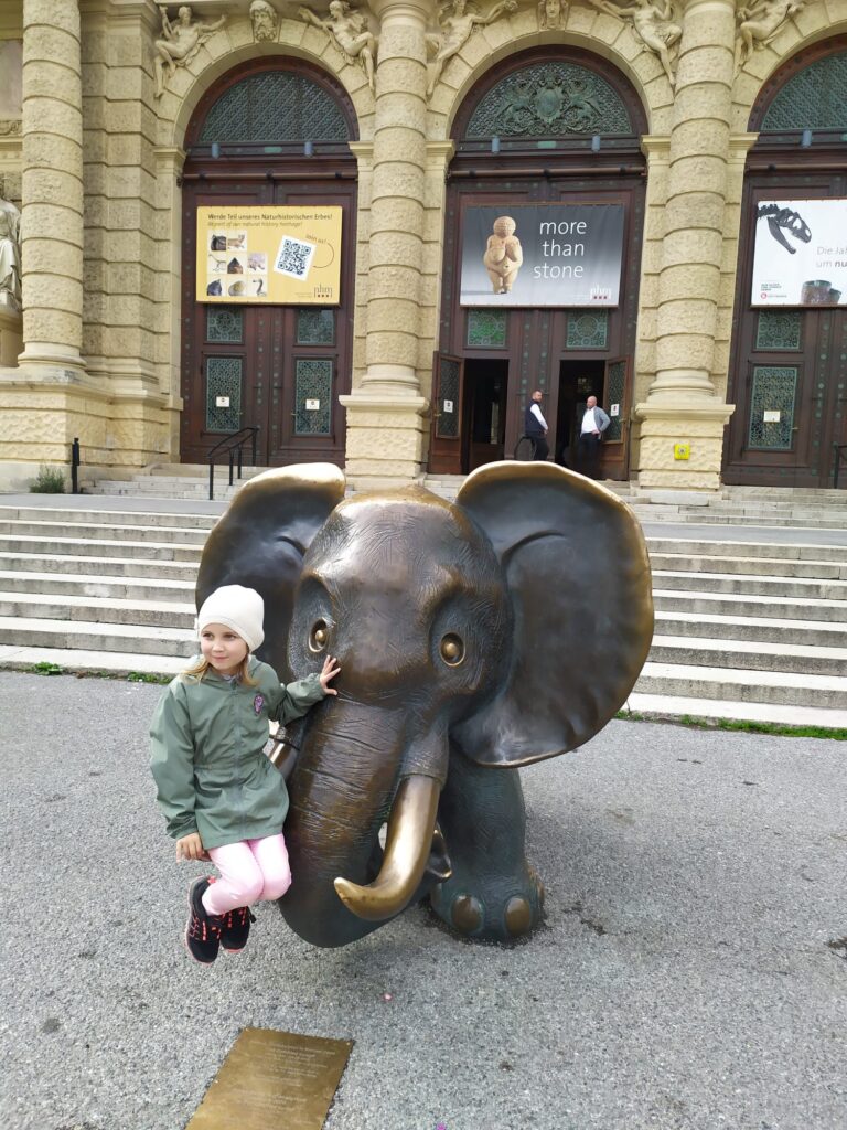 dívka sedící na malém slonu