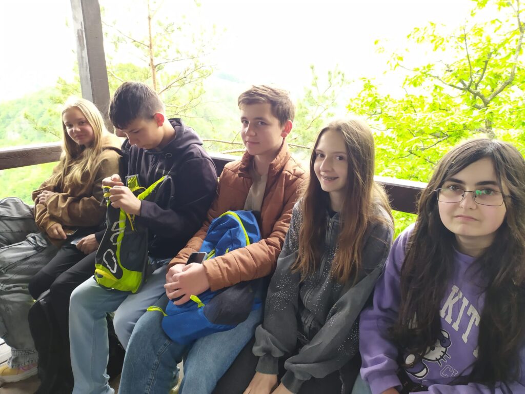 žáci v altánu