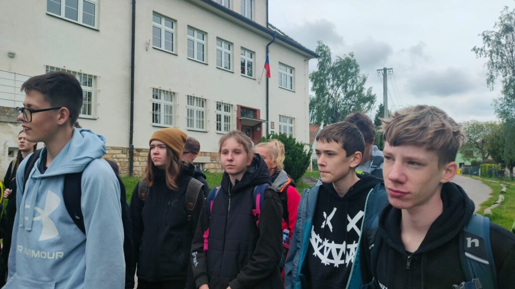 žáci na cestě