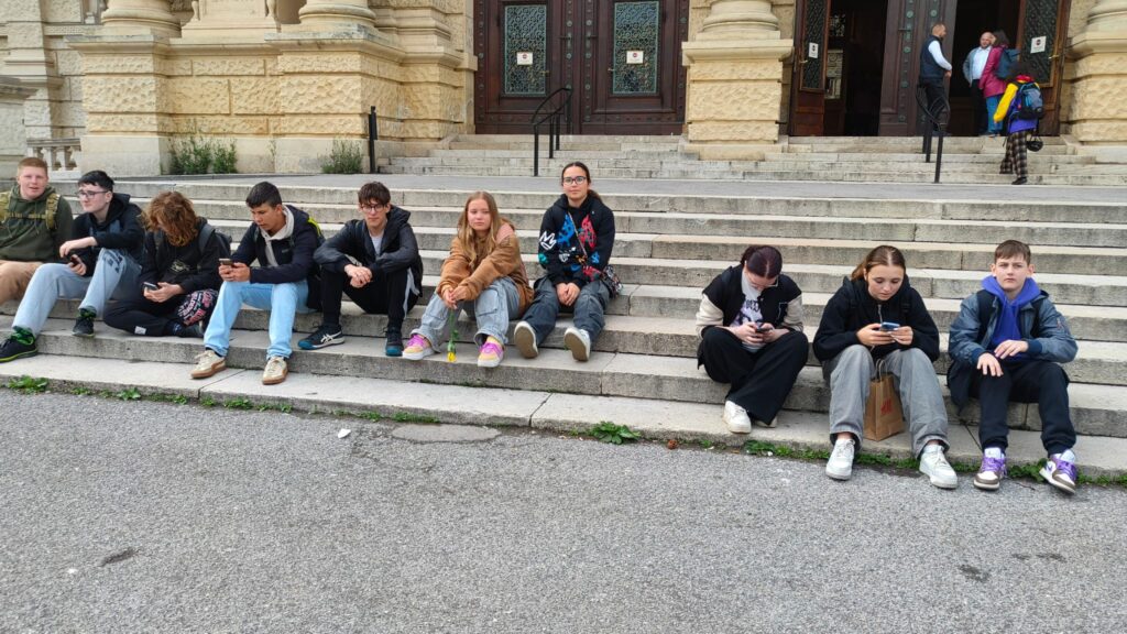 žáci sedící na schodech