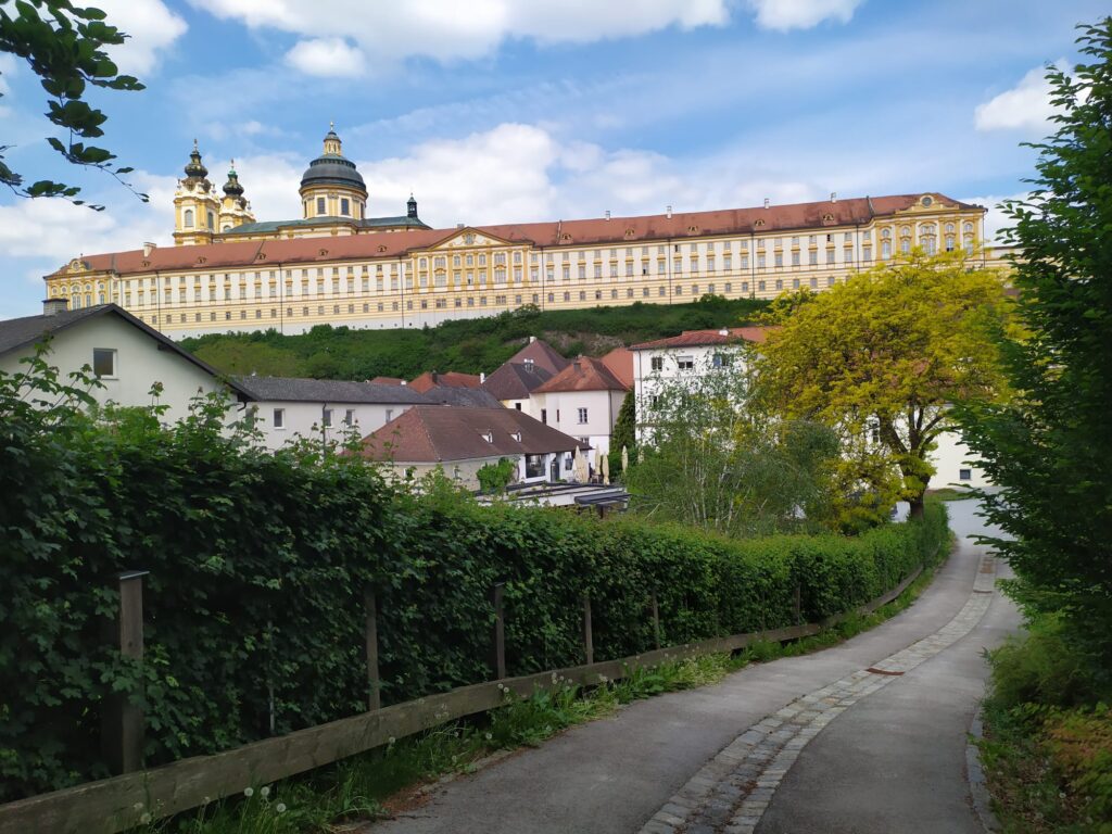 pohled na rozsáhlý systém budov ve Vídni