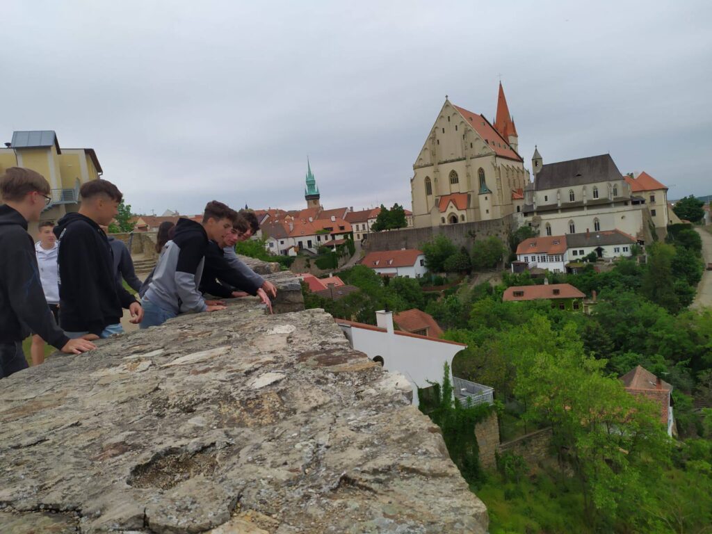 skalní vyhlídka a žáci