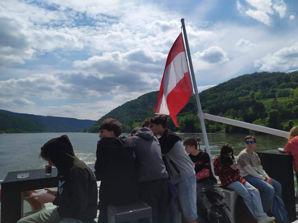 žáci na vyhlídkové lodi