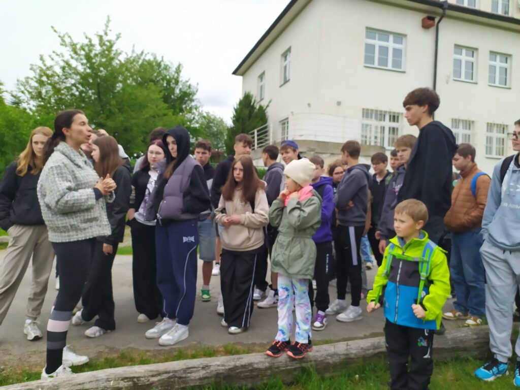 žáci poslouchající výklad paní průvodkyně
