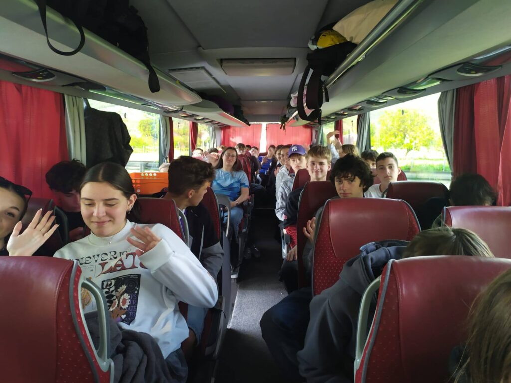 žáci v autobuse
