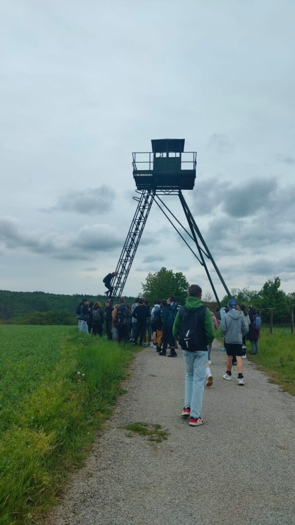 strážní věž a žáci pod ní