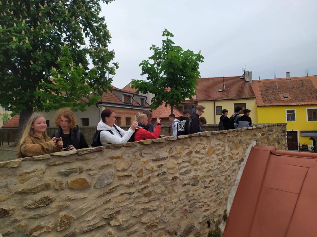 žáci na kamenné vyhlídce