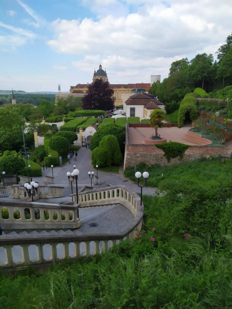 schody na úpatí svahu