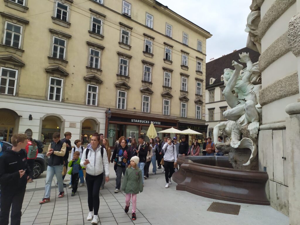 žáci před Starbucks coffee