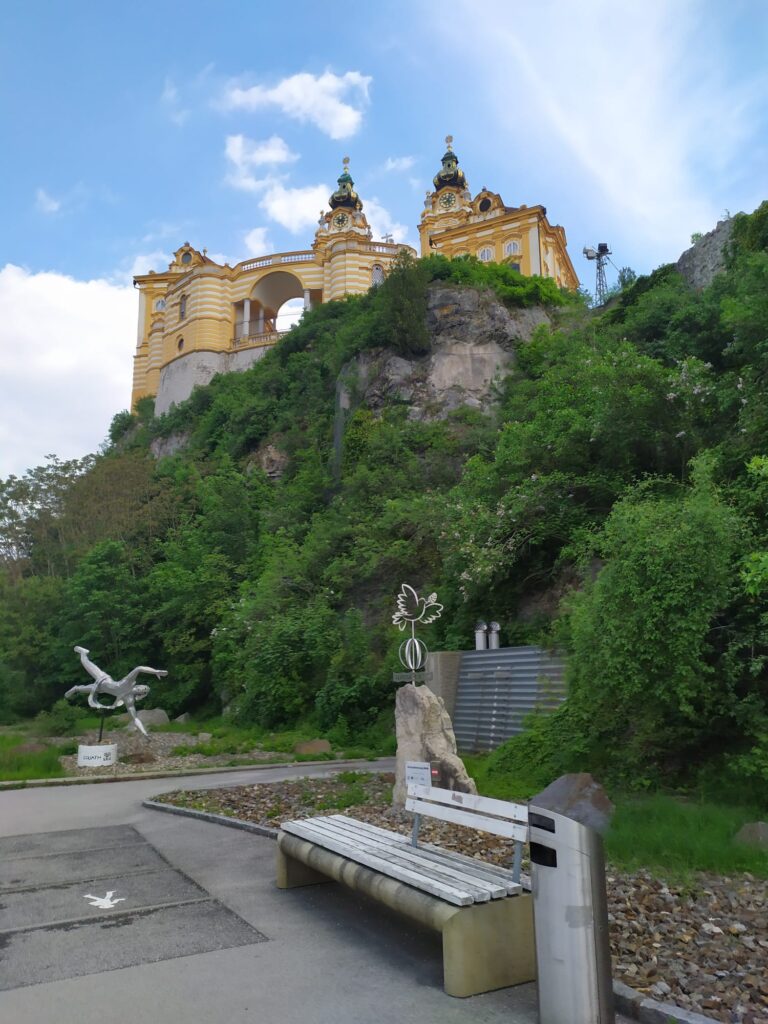 kostel na skalním ostrohu