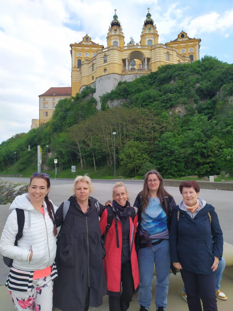 učitelky a asistentky pod kostelem