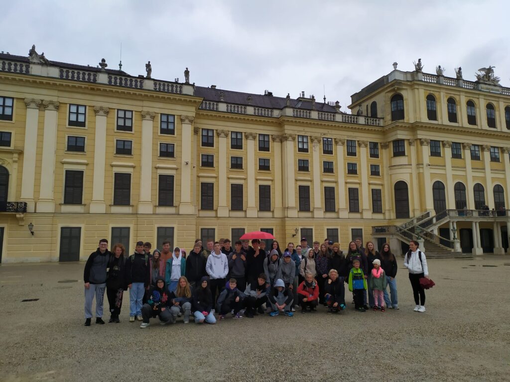všichni žáci před Schonbrunem