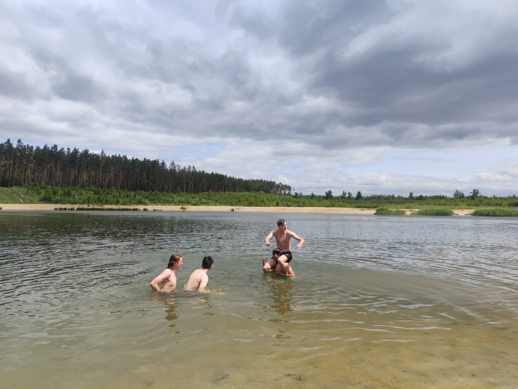 4 chlapci ve vodě na písníku Marokánka