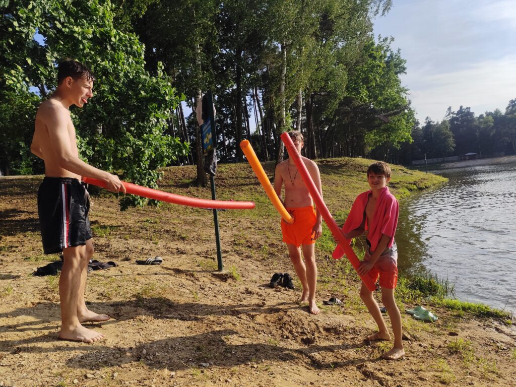 3 chlapci na břehu Stříbrného rybníka