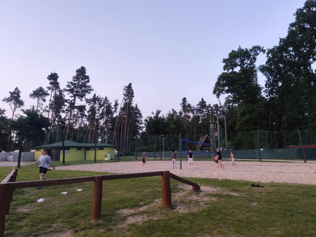plážový volejbal v kempu