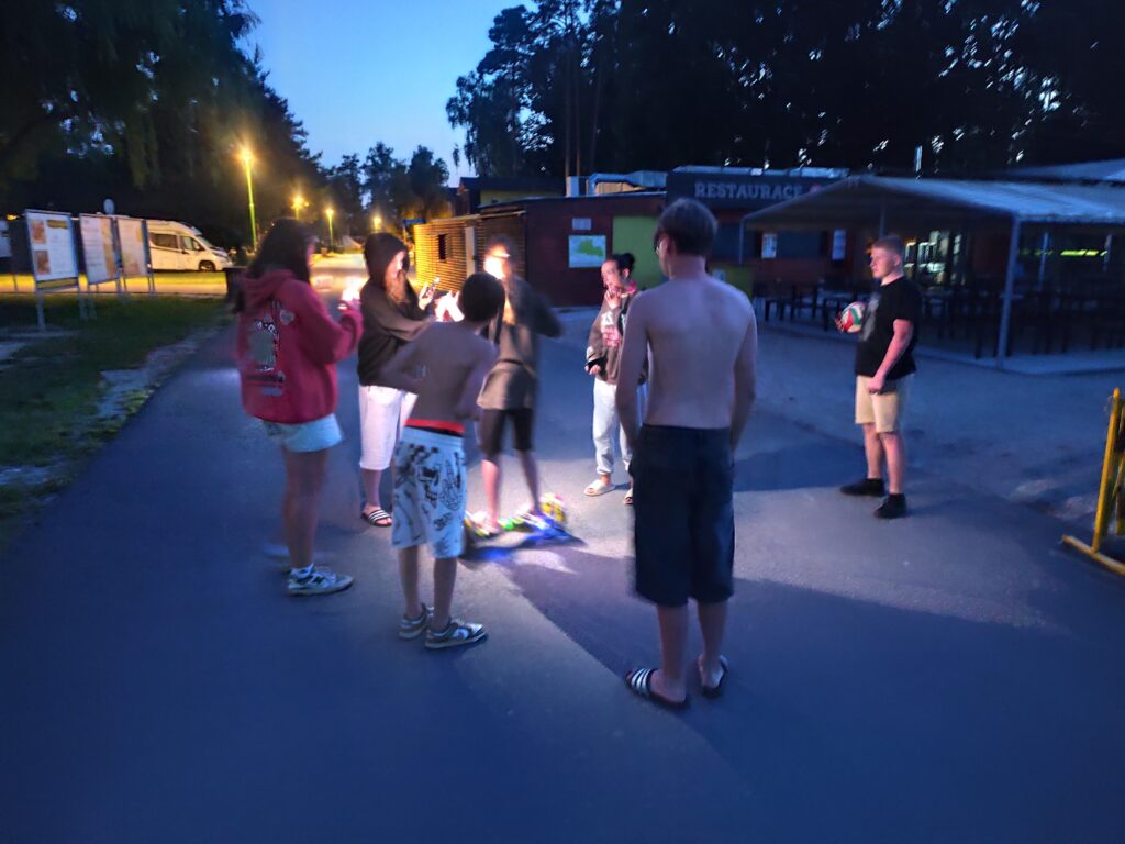 večerní procházka v kempu