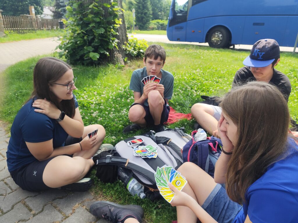 žáci hrající karty na zemi