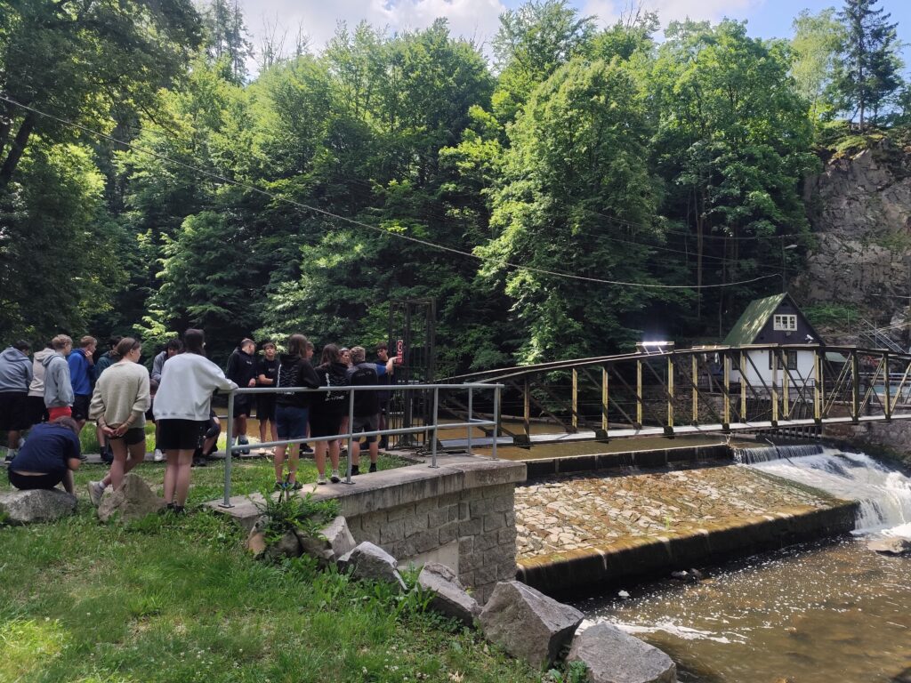 žáci u elektrárny Litice