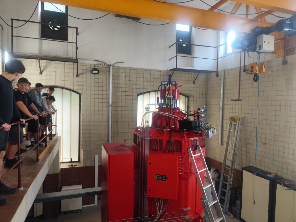 žáci uvnitř elektrárny Litice