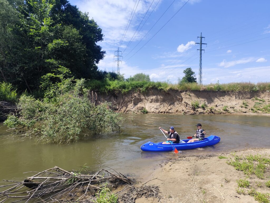 dva chlapci na lodi na řece Orlici
