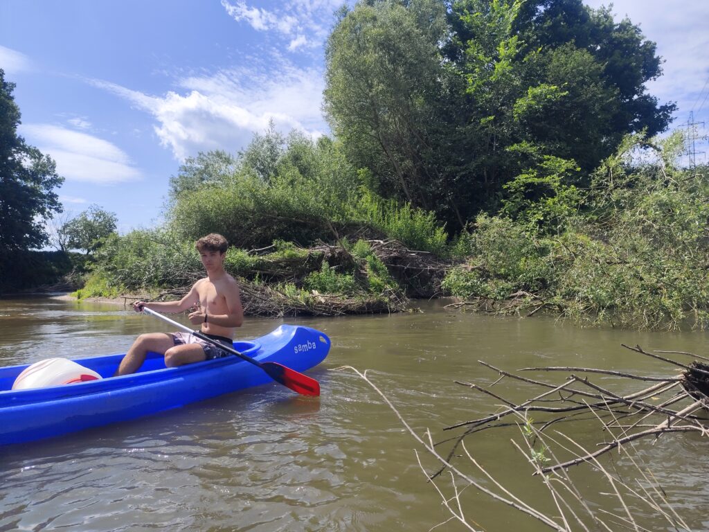žák na lodi na řece Orlici